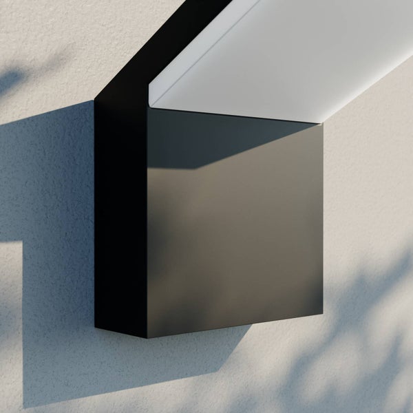 Moderne LED Außenwandleuchte in Schwarz mit eckigem Design an einer Hauswand montiert.