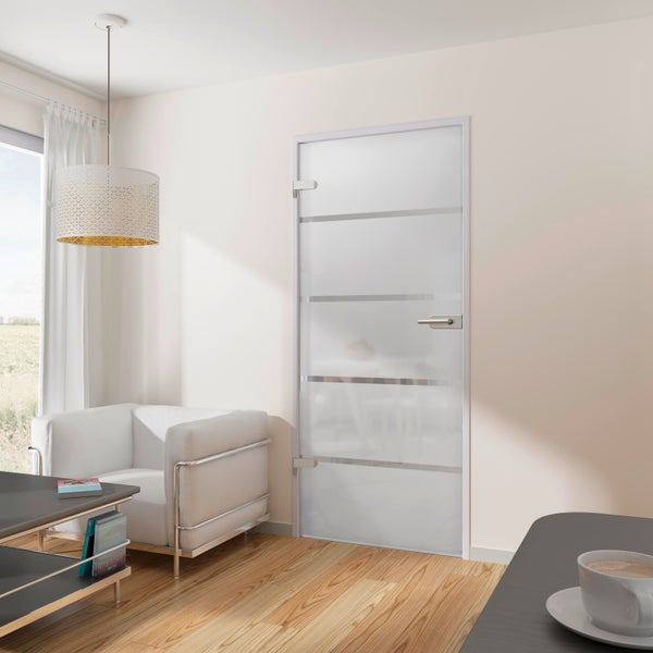 Ganzglastür aus mattiertem Glas mit horizontalen klaren Streifen in einem hellen Wohnzimmer mit Sessel und Holzboden.