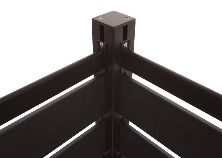 Eckpfosten für ein Hochbeet mit horizontalen Lamellen aus Holz-Kunststoff-Verbundwerkstoff und einer Metallkappe.