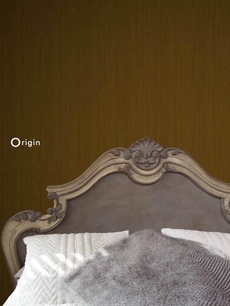 Dekoratives Schlafzimmer mit gemusterter Tapete und gepolstertem Kopfteil