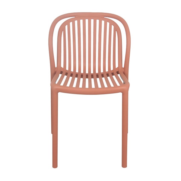 Stapelbarer Gartenstuhl aus Kunststoff in Terrakotta mit vertikalen Lamellen an Rückenlehne und Sitzfläche.