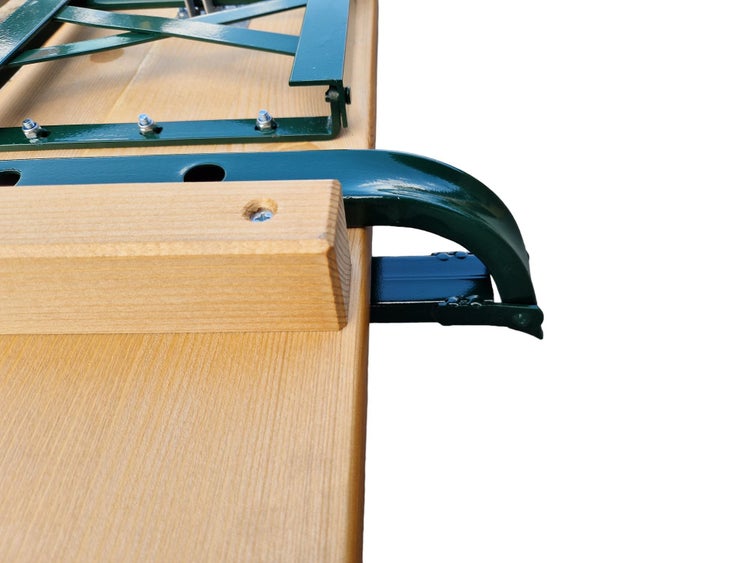 Detailansicht der Klappfunktion einer Festzeltgarnitur aus Holz mit Metallgestell.