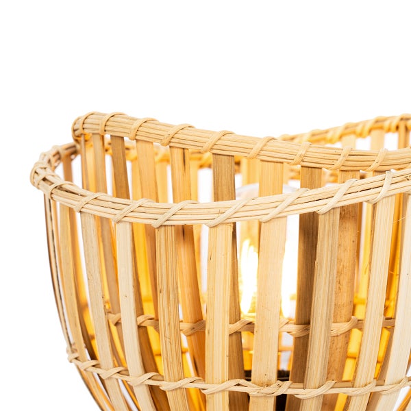 Detailaufnahme einer Tischleuchte mit Bambusgeflecht