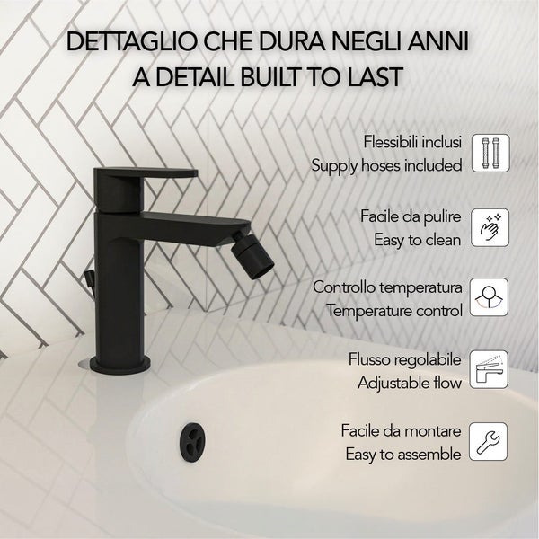Mattschwarze Bidet-Armatur auf weißem Becken mit Symbolen für Montage, Temperaturregelung, einstellbaren Durchfluss und leichte Reinigung.