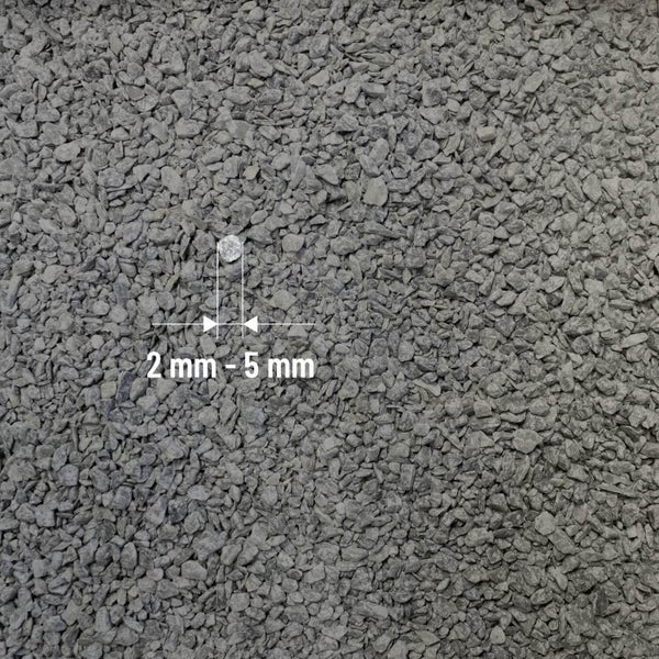 Grauer Splitt mit einer Körnung von 2 bis 5 Millimetern.
