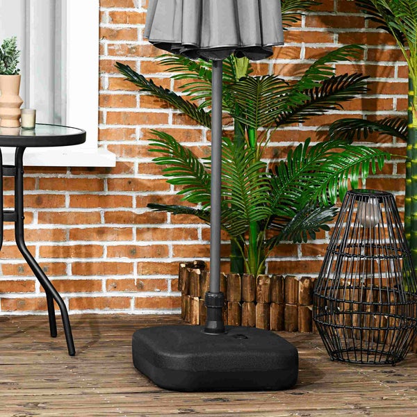 Nahaufnahme einer Gruppe Taglilienblüten mit grünen Blättern