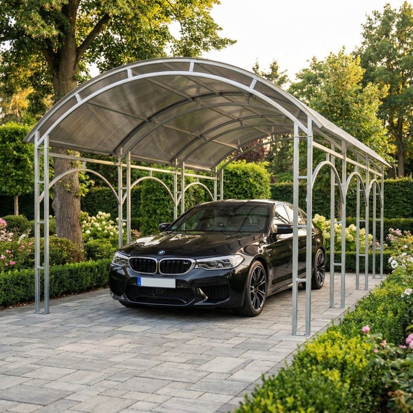 Carport mit bogenförmigem Metalldach und Polycarbonatplatten, in dem ein Auto auf einer gepflasterten Einfahrt im Garten parkt.