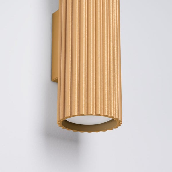 Wandleuchte mit gerippter Oberfläche