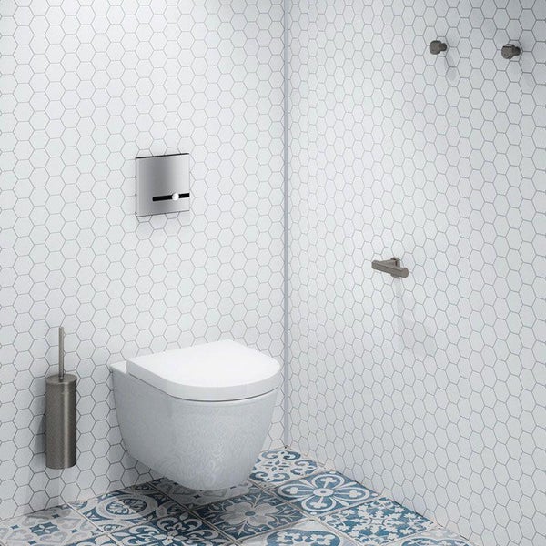 Modernes Badezimmer mit wandhängendem WC, Drückerplatte und Fliesen im Hexagonformat sowie gemusterten Bodenfliesen.
