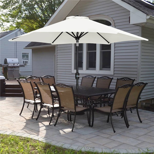 Gartenszene mit Esstisch, Stühlen und Sonnenschirm