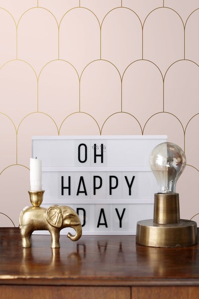 Dekorative Szene mit Tapete, Leuchtkasten, Kerzenständer und Lampe