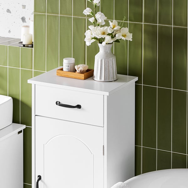 Weißer Badezimmerschrank mit Schublade und Tür im Badezimmer