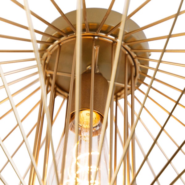 Detailaufnahme einer Hängelampe mit Drahtschirm und Leuchtmittel