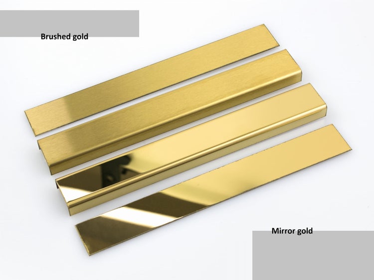 Goldfarbene Abschlussprofile mit gebürsteter und spiegelnder Oberfläche