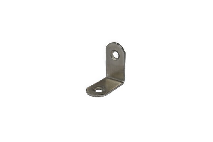 Winkelverbinder aus Metall mit zwei vorgebohrten Schraublöchern für stabile Holzverbindungen.