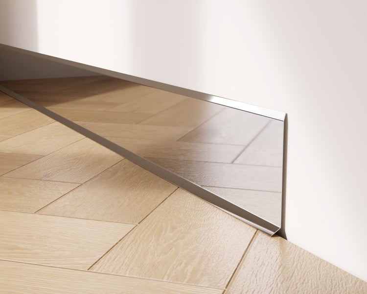 Sockelleiste aus Metall vor Holzboden