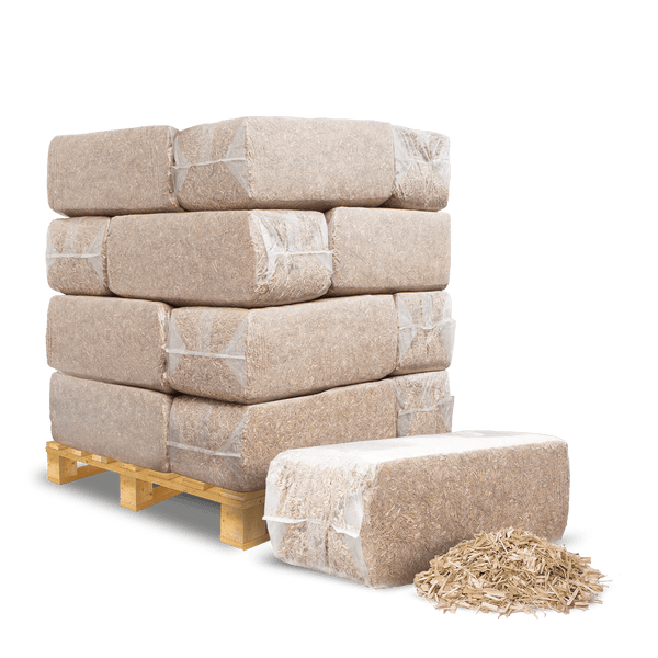 Hanfeinstreu auf Palette gestapelt, ein einzelner Ballen und loses Hanfstreu davor.