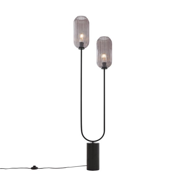 Stehlampe mit zwei Lampenschirmen aus geriffeltem Glas und einem zylindrischen Sockel.