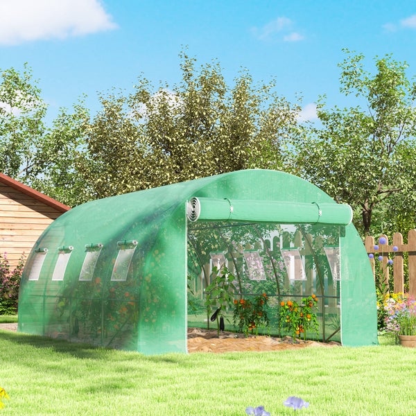Tunnelgewächshaus aus grüner Gitterfolie mit aufrollbarem Eingang und Seitenfenstern, im Garten mit Gemüsepflanzen stehend.