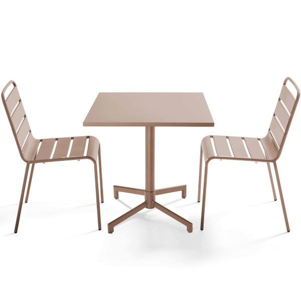 Bronzefarbenes Garten-Set bestehend aus einem quadratischen Tisch mit Säulenfuß und zwei Metallstühlen mit Querstreben an Sitz- und Rückenfläche.