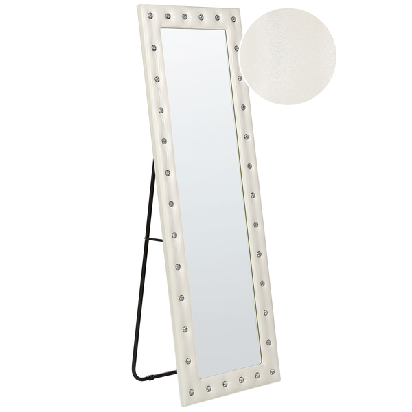 Nahaufnahme eines beschneiten künstlichen Weihnachtsbaums.