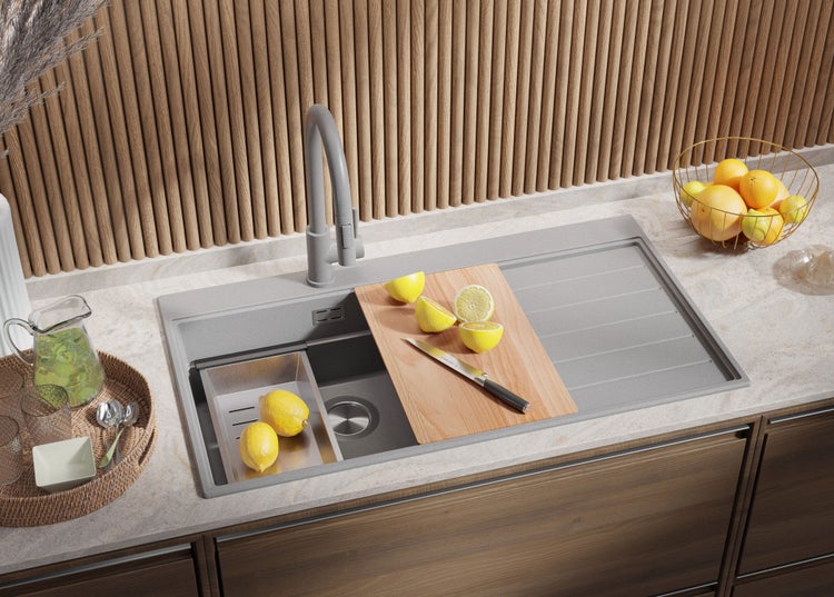 Küchenspüle mit Abtropffläche, Schneidebrett und Armatur in einer modernen Küchenumgebung.