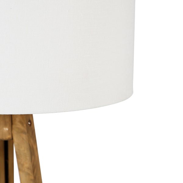 Detail einer Stehlampe mit Holzfuß und Stoffschirm