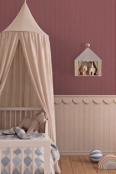 Kinderzimmer mit Zirkus Wandregal, gestreifter Tapete, Himmelbett und Holzspielzeug, stimmungsvolle Einrichtung im skandinavischen Stil.