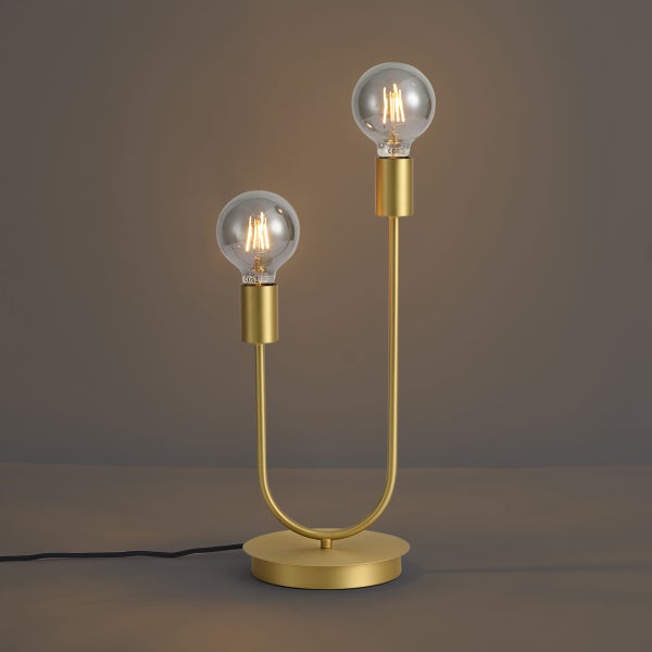 Zweiflammige Tischleuchte aus goldfarbenem Metall mit U-förmigem Gestell, zwei verschiedenen Höhen und sichtbaren LED-Filament-Leuchtmitteln.