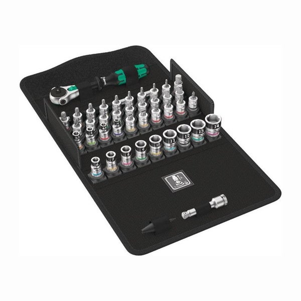 Werkzeugsatz mit Ratsche, Bits und Nüssen in geöffneter Aufbewahrungstasche.