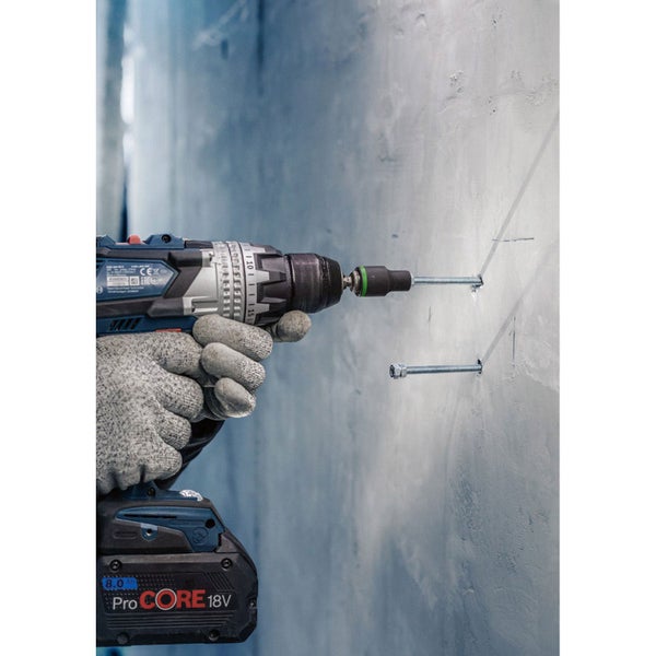 Akkuschrauber mit Schraube in der Wand