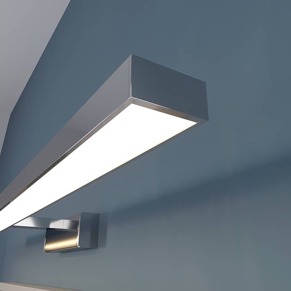 Moderne LED-Spiegelleuchte in Metalloptik mit rechteckigem Design für das Badezimmer.