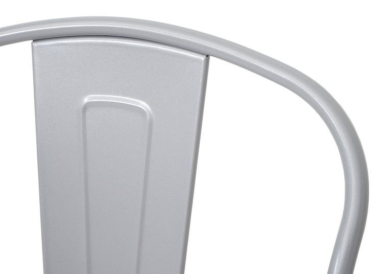 Detailaufnahme der Rückenlehne eines Metallstuhls