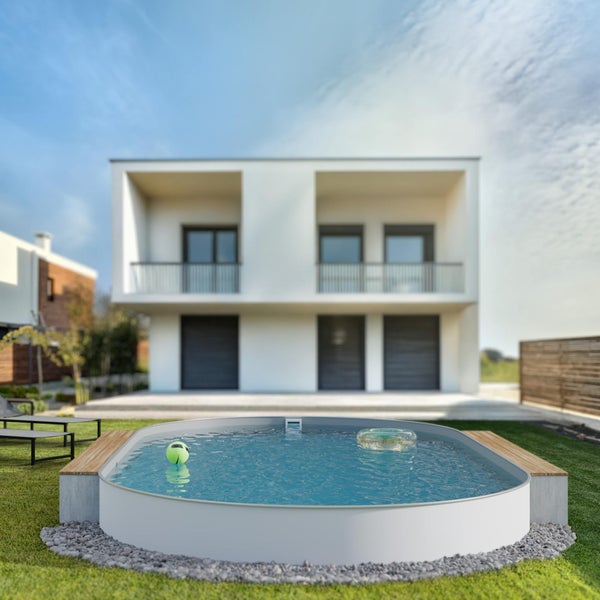 Gartenszene mit Aufstellpool, Poolspielzeug und modernem Haus