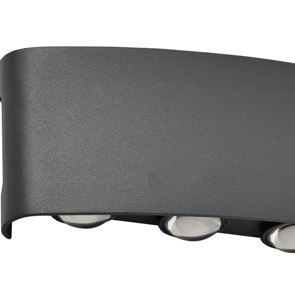 Moderne Außenwandleuchte aus schwarzem, strukturiertem Metall mit drei Glaslinsen.