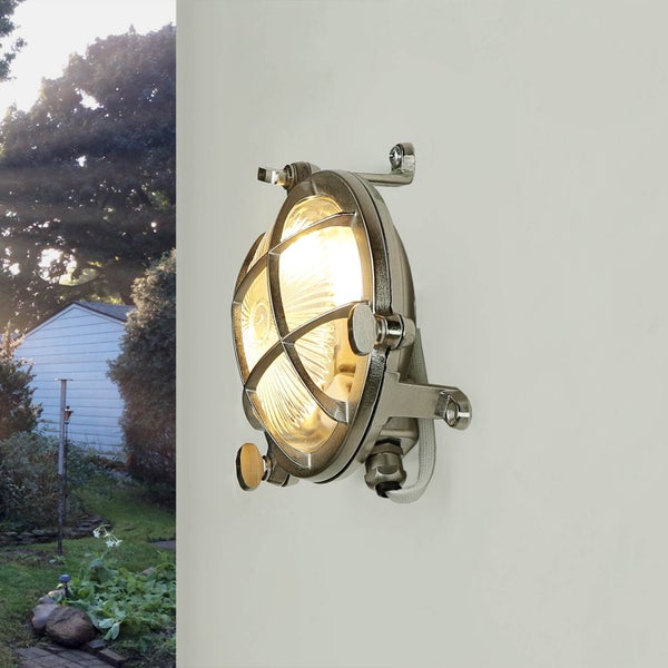 Wandleuchte mit Gitter zum Schutz des Leuchtmittels