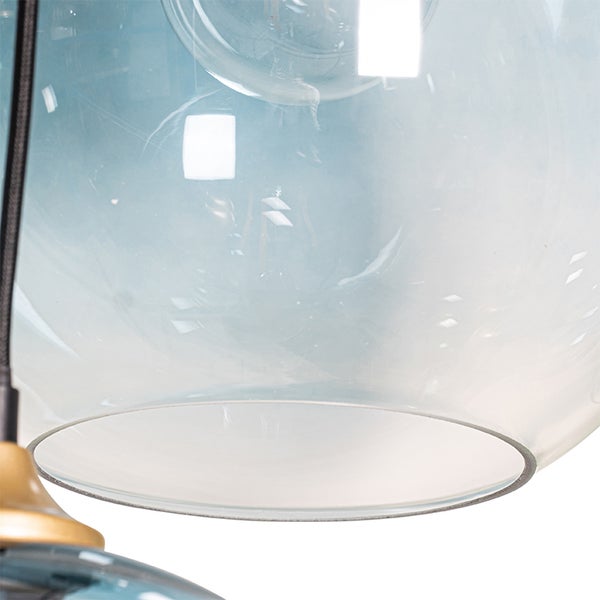 Detailaufnahme einer Hängeleuchte mit einem Lampenschirm aus Glas