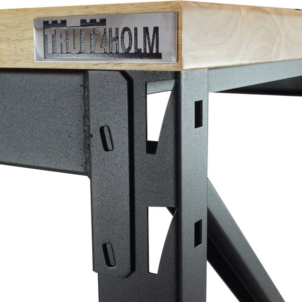 Detailaufnahme einer Werkbank mit Holzplatte, Metallgestell und Trutzholm Logo.
