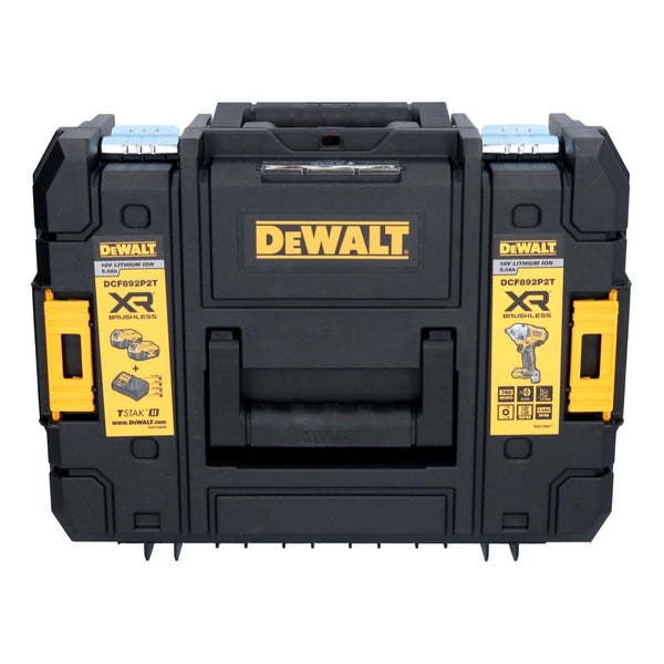 DeWalt Logo auf einem Werkzeugkoffer TSTAK II für einen bürstenlosen Akku-Schlagschrauber mit 18 Volt und 5,0 Amperestunden inklusive Zubehör.