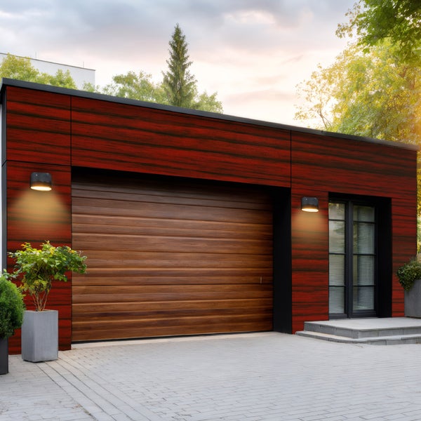 Moderne Garage mit Holztor, Fassadenverkleidung und Außenbeleuchtung