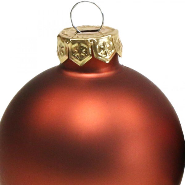 Detailaufnahme einer matten, bronzefarbenen Weihnachtskugel mit goldfarbener Aufhängung.