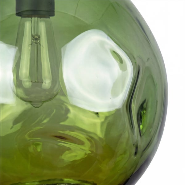 Nahaufnahme einer Pendelleuchte aus grünem Glas mit sichtbarem Filament-Leuchtmittel.