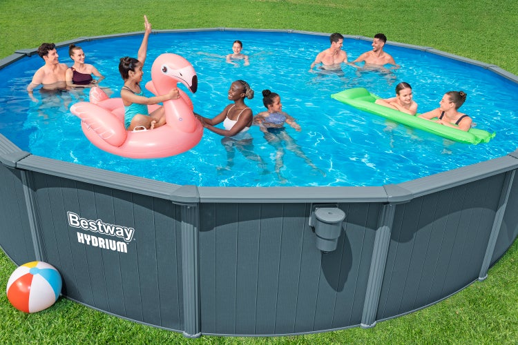 Bestway Hydrium runder Stahlwandpool in Grau mit einer Gruppe von Personen, die im Wasser mit einem aufblasbaren Flamingo und Luftmatratze spielen.