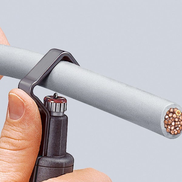 Kabelabisolierer im Einsatz an einem Kabel