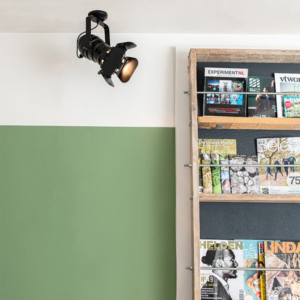 Innenraum mit Deckenleuchte und Zeitschriftenregal