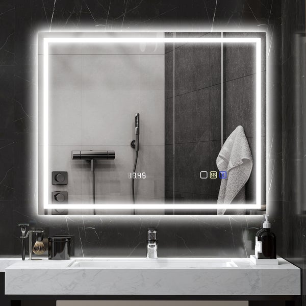 Modernes Badezimmer mit beleuchtetem Spiegel, Waschbecken und Armaturen