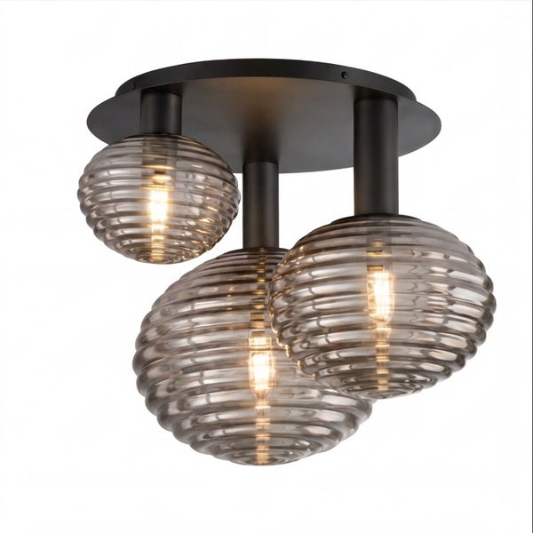 Dreiflammige Deckenleuchte mit schwarzer Metallbasis und drei geriffelten Kugelschirmen aus Rauchglas.