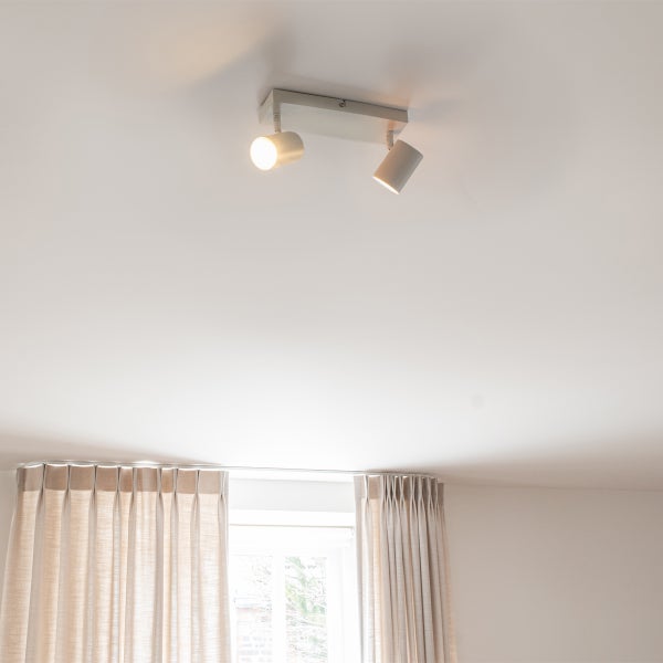 Deckenleuchte mit zwei Strahlern im Raum