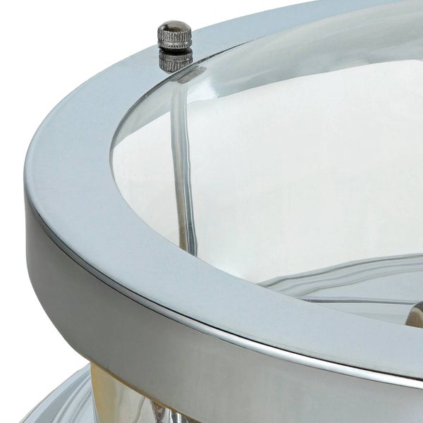 Detailaufnahme einer Deckenleuchte mit Chromfassung und transparentem Glasschirm.