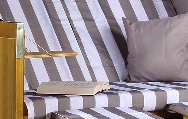 Detailansicht eines Strandkorbs mit gestreiftem Stoff